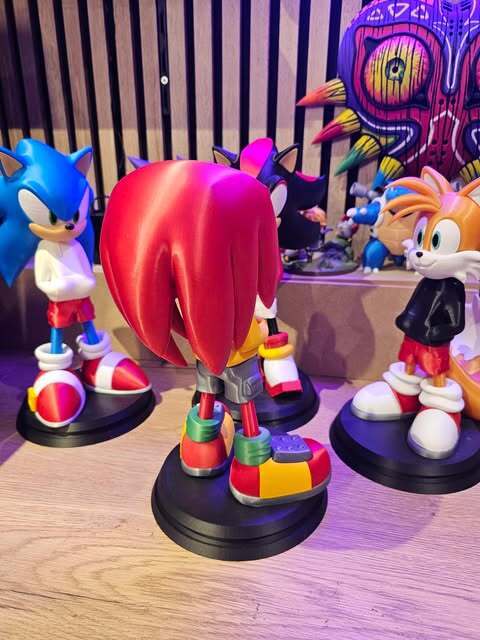 Knuckles Casual Figure