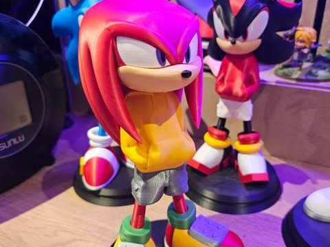 Knuckles Casual Figure