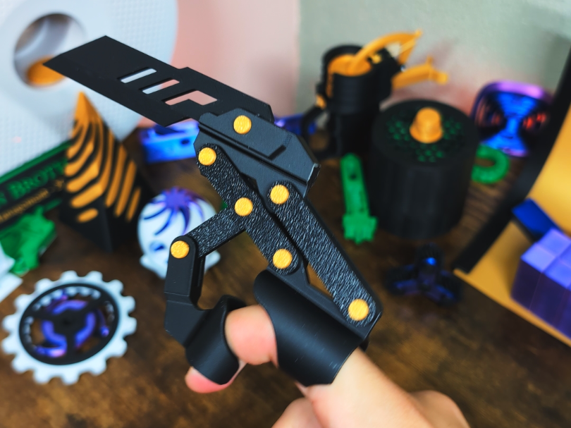 Extendable Finger Mantis Claw
